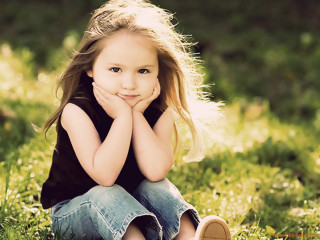 Little girl grass hands chin 4 - little free wallpaper for desktop