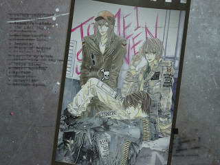 Couple bench graffiti astronaut night - the wall behind them free wallpaper