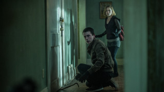 Man kneeling woman hammer hallway - movie still free wallpaper