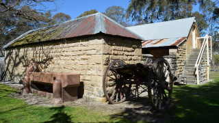 Stone building wagon bench sunny - a stone building free wallpaper