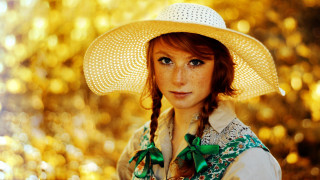Woman hat green bow tie - a gold background free wallpaper