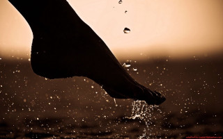 Foot water sun moonlight night - a persons foot free wallpaper