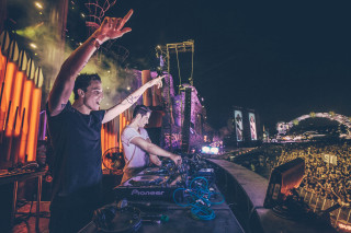 Man woman playing music stage - antoni pitxot free wallpaper