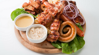 Plate meat onion rings sauces - food photography free wallpaper