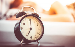 Black alarm clock table cat - les automatiste free wallpaper