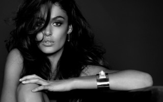 Woman rings blackwhite promotional araceli - her right arm free wallpaper