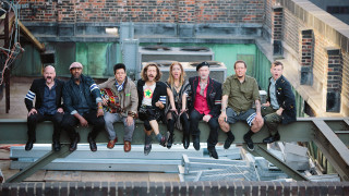 Group sitting metal structure brick - toyism free wallpaper for desktop