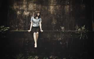 Woman vines wall cinematic night - a ledge in front free wallpaper