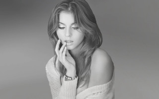 Woman sweater blackwhite jewelry beads - her cheek free wallpaper