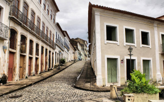 Cobblestone street buildings lamp post - a cobblestone street free wallpaper