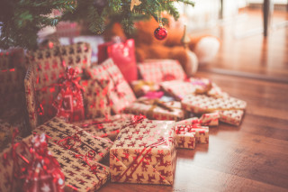 Wrapped presents christmas tree couch - shallow depth of field free wallpaper
