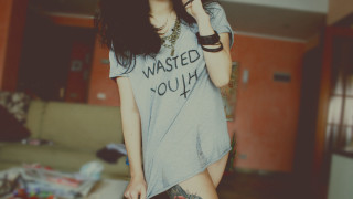 Woman tattoo cellphone livingroom bokeh - rasquache free wallpaper