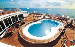 Cruise ship pool deck ocean - a large swimming pool free wallpaper