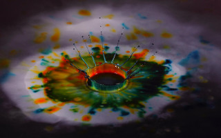 Colorful object red green black - green center free wallpaper for desktop