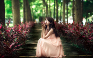 Woman pink dress park portrait - chen lin free wallpaper