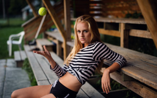 Woman bench tennisball blonde portrait - a tennis ball free wallpaper for desktop