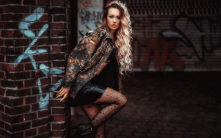 Woman leaning brick wall graffiti - a black skirt free wallpaper