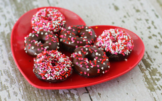 Red heart plate donuts sprinkles - sprinkle free wallpaper
