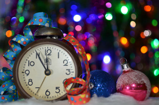 Christmas clock ribbon bokeh lights - a ribbon free wallpaper