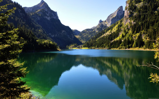 Lake mountains trees blue sky 40 - a clear blue sky above free wallpaper for desktop