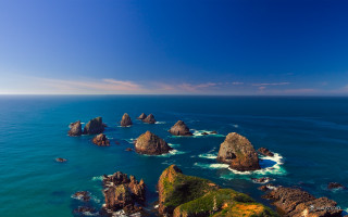 Ocean rocks blue sky waves - a few wave free wallpaper