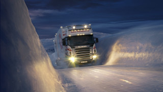 Snowy night truck horizon mountain - the front of its free wallpaper