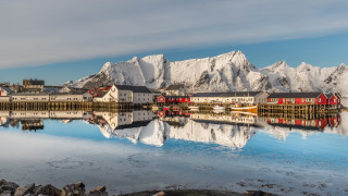 Mountain reflection lake houses boats - the water of a lake free wallpaper