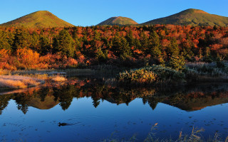 Lake trees mountain sky autumn - a few cloud free wallpaper for desktop