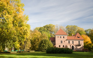 Large house tower lawn autumn - a large house free wallpaper