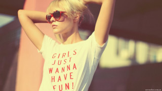 Blonde woman sunglasses shirt bed - fun free wallpaper