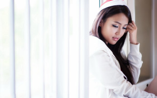 Woman santa hat smile window - dr. atl free wallpaper