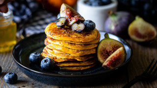 Pancakes blueberries figs honey plate - a plate free wallpaper
