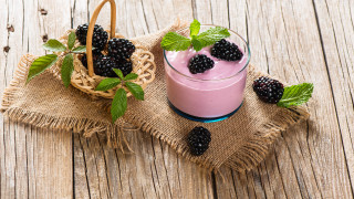 Smoothie blackberries straw bag basket - photorealism free wallpaper for desktop