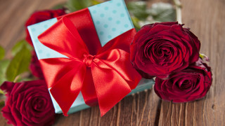Blue box red ribbon roses 2 - a bow free wallpaper