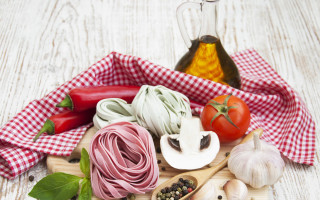 Cuttingboard vegetables tomatoes onions garlic - a cutting board free wallpaper for desktop