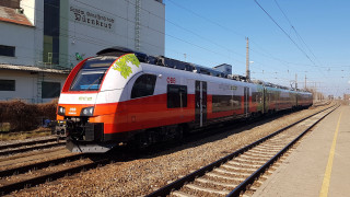 Train building street sign viennese - viennese actionism free wallpaper