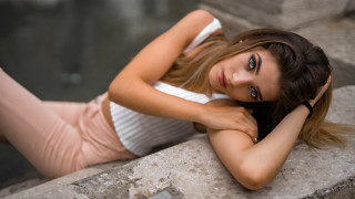 Elina karimova portrait blurry background - a white top free wallpaper for desktop