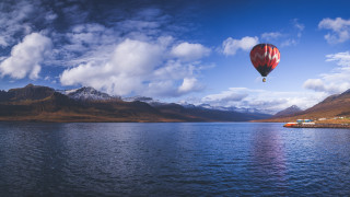 Hot air balloon lake mountains - a hot air balloon free wallpaper