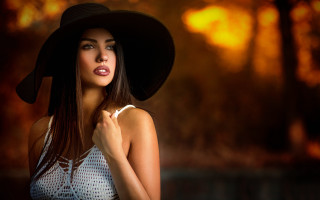 Woman hat white shirt autumn - her chest free wallpaper for desktop