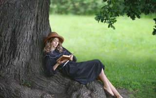Woman dress hat reading tree - a woman in a dress and hat free wallpaper