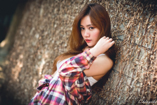Woman leaning tree serious cosplay - the tree trunk free wallpaper