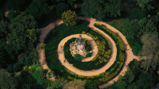 Circular garden fountain trees bushes - land art free wallpaper