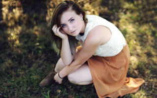 Woman kneeling grass tree portrait - caroline chariotdayez free wallpaper for desktop