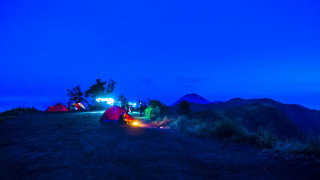 Campfire night tent aurora mountains - a tent free wallpaper