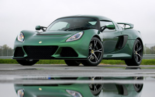 Green sports car reflection digital - a reflection of the car free wallpaper