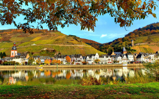 Scenic town lake mountain autumn - scenic free wallpaper for desktop