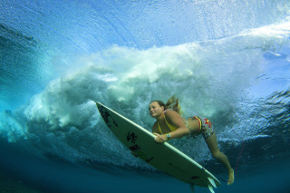 Woman surfing underwave ocean bikini - carey morris free wallpaper
