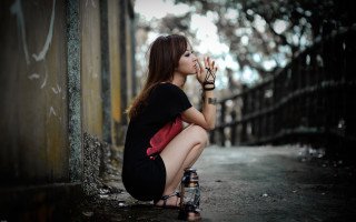 Woman kneeling gothic fashion fence - her mouth free wallpaper