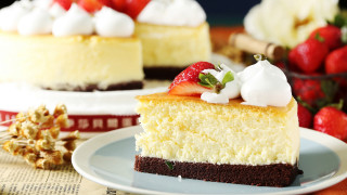 Cheesecake strawberries plate basket food - a basket of strawberries free wallpaper