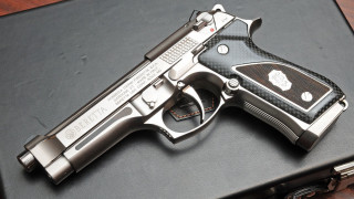 Gun black silver case table - a black case free wallpaper